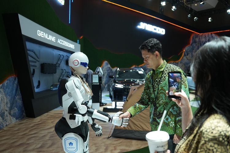 Robot AiMOGA Jaecoo, Bisa Pandu Pengunjung IIMS Lihat Mobil