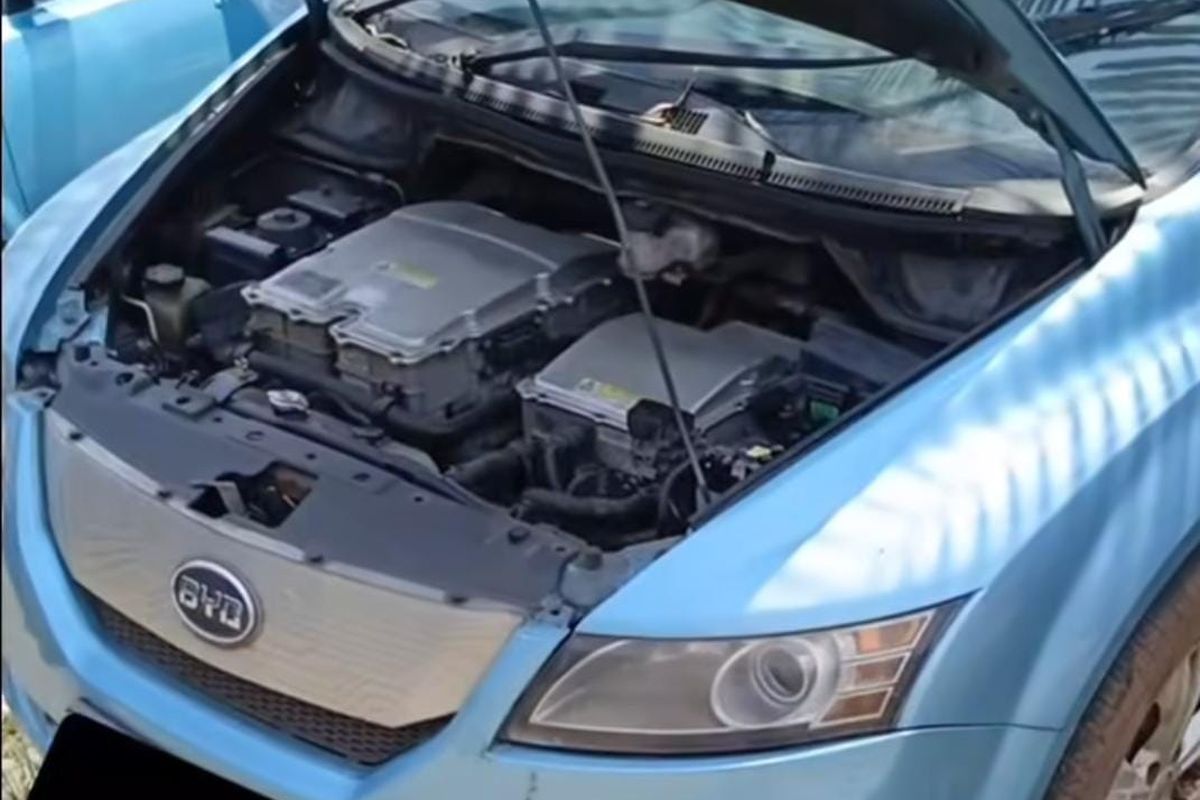 Mobil bekas, mobil bekas, BYD e6, mobil listrik bekas, mobil bekas taksi, Mobil Listrik Bekas Taksi BYD e6 Dijual Rp 30 Juta, Layak Dibeli?