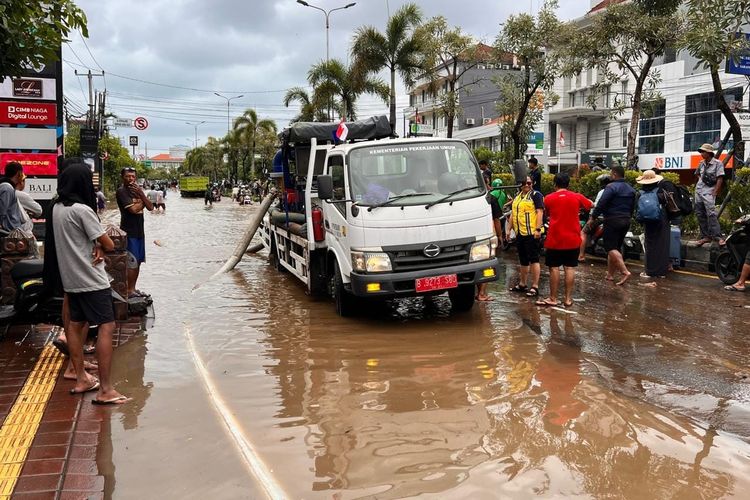 perawatan kendaraan, banjir bali, Kemacetan kendaraan, Penanganan pascabencana, Banjir Bali: Menghindari Kerusakan Kendaraan Pasca-Bencana