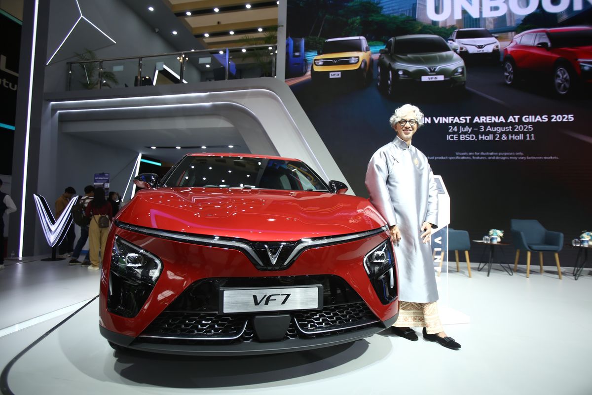 VinFast Indonesia, busana usher, Didiet Maulana, GIIAS 2025, Sentuhan Budaya Indonesia dalam Busana Usher VinFast di GIIAS 2025