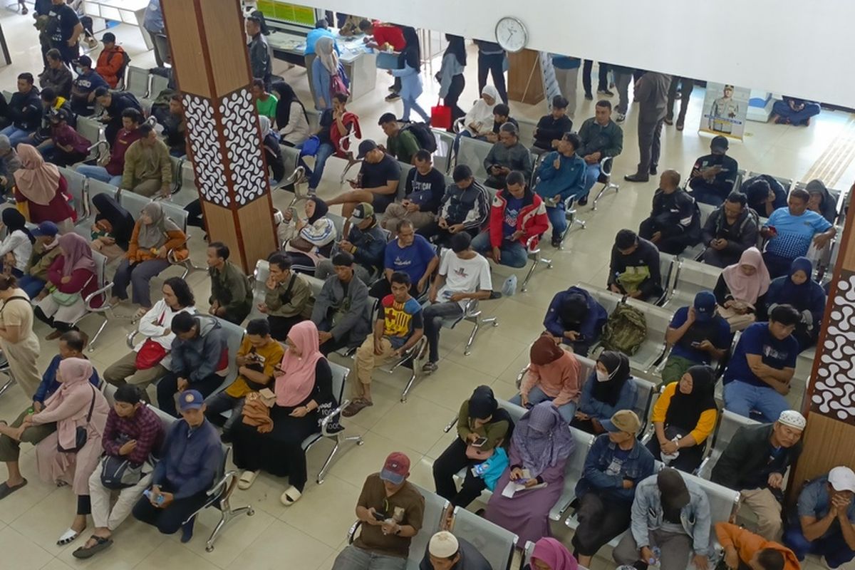 calo, bayar pajak kendaraan, Pajak Kendaraan Bermotor, Calo urus pajak kendaraan bermotor, Antrean Panjang Jadi Alasan Warga Pakai Jasa Calo untuk Bayar Pajak Kendaraan