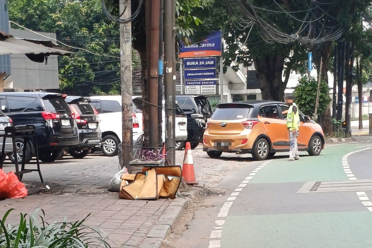 Modus Kejahatan, juru parkir, Modus, Lebaran, Waspada Modus Juru Parkir Terlindas Ban Mobil, Begini Cara Menghindarinya