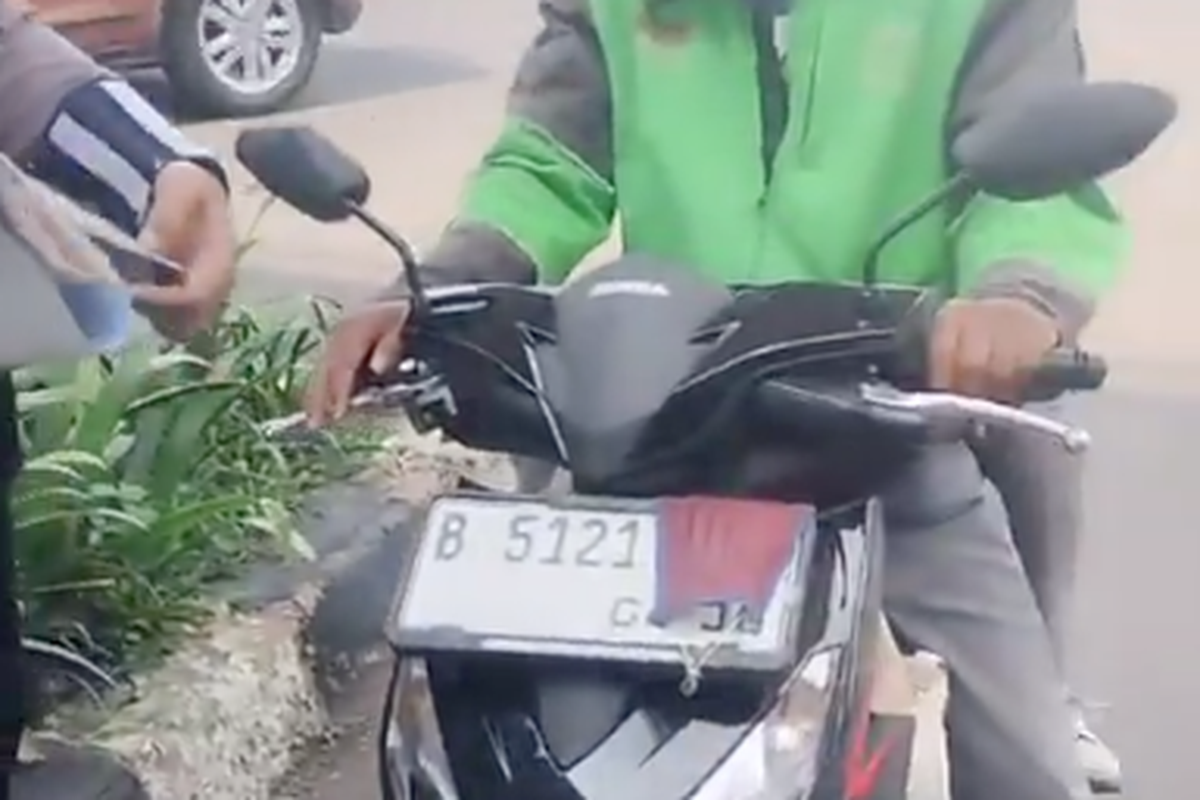 pelat nomor, Kendaraan Bermotor, TNKB, kendaraan bermotor, tanda nomor kendaraan bermotor (TNKB), aturan berkendara, Video Ojol Kena Tilang Usai Tutupi Pelat Pakai Masker, Simak Aturannya