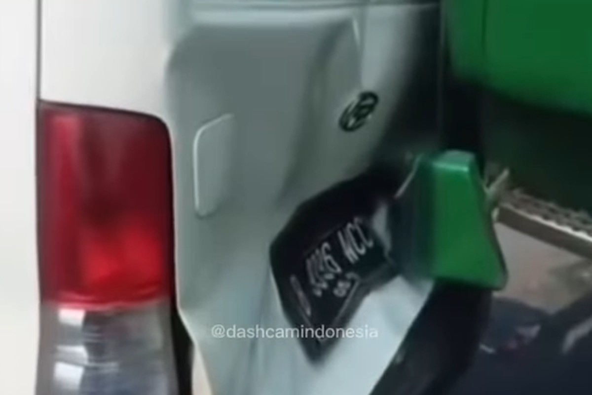 otomotif, kecelakaan, kecelakaan lalu lintas, truk, viral, video viral, Truk Rem Blong Tabrak Blind Van di Penjaringan