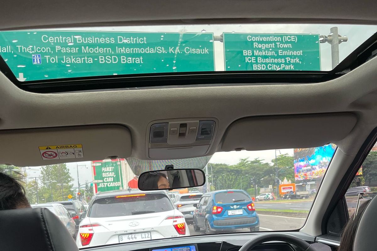 sunroof, Sunroof, aman berkendara, bahaya bergaya di sunroof saat mobil sedang melaju, sunroof mobil, penumpang mobil, Video Bocah Keluar dari Sunroof Mobil, Langsung Ditegur Polisi