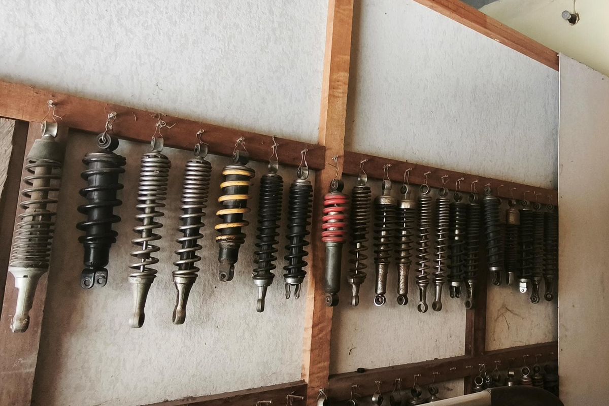 shock motor replika, keamanan berkendara, Shock motor replika, kerugian shock imitasi, shock absorber asli, Shock Motor Imitasi: Murah tapi Berisiko Tinggi