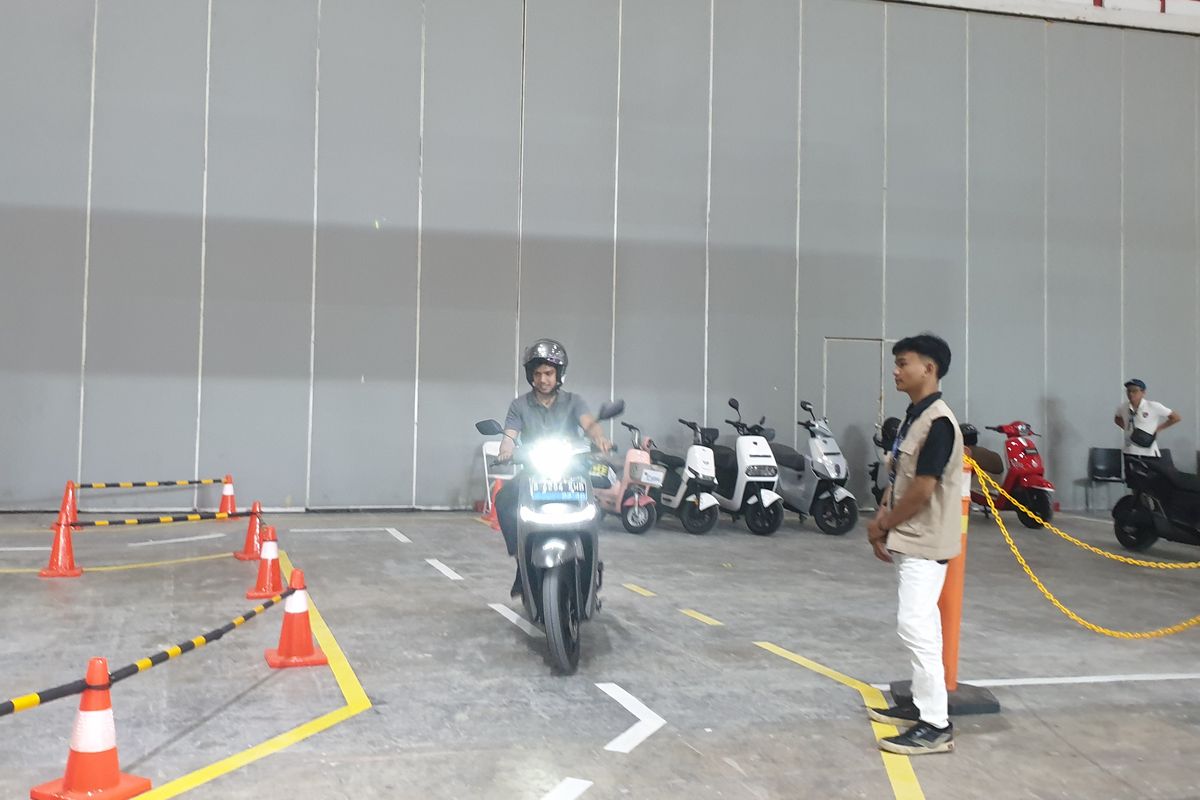 motor listrik, test ride, PEVS 2025, pameran otomotif, Test ride, SIM C, Begini Cara dan Syarat Test Ride Motor Listrik di PEVS 2025