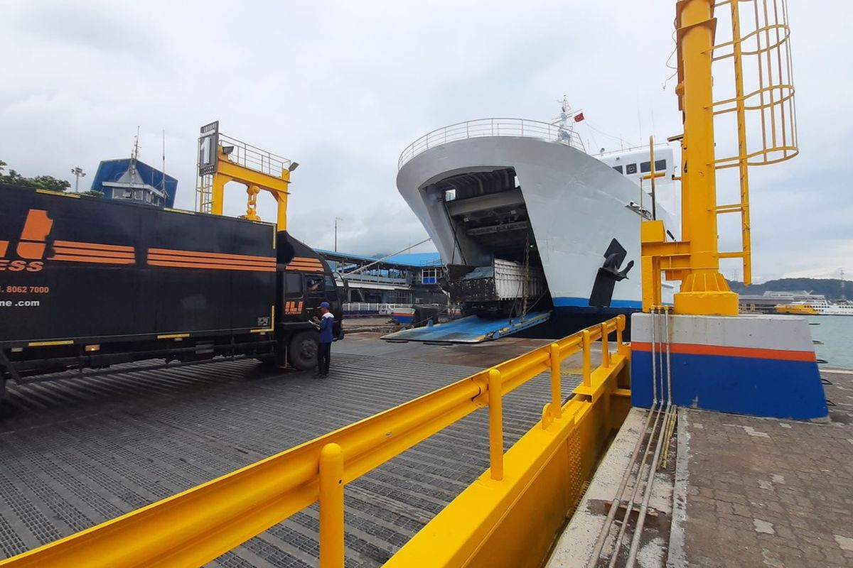 video viral, media sosial, penumpang bus, pelabuhan, DAMRI, Damri, Viral, Penumpang Bus Tertinggal Kapal di Pelabuhan karena Jajan Mie