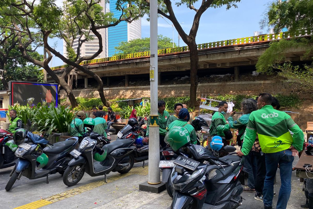 kesejahteraan pengemudi, aplikasi transportasi online, pengemudi transportasi daring, status kerja driver, Ketidakadilan Pengemudi Transportasi Daring di Indonesia