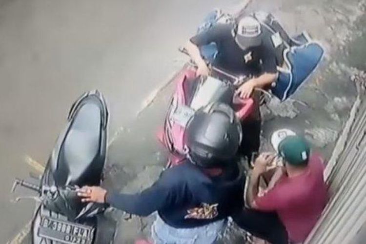 pengendara motor, debt collector, pengendara motor wanita, surat, Modus Kejahatan, sita kendaraan, Video Pengendara Motor Wanita Nyaris Jadi Korban Modus Debt Collector