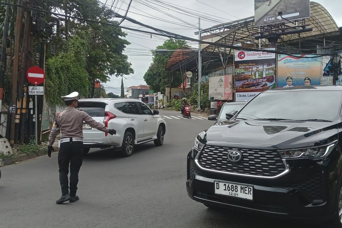 Lembang, Polres Cimahi, kemacetan, Kemacetan, One Way, rekayasa lalu lintas, lembang, one way, polres cimahi, Antisipasi Macet, Polisi Terapkan One Way di Lembang
