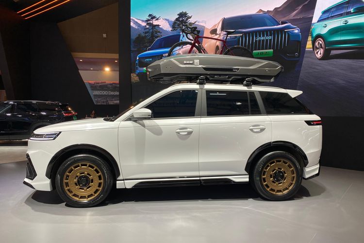 Jaecoo J5 EV Mejeng di IIMS 2026, Ini Beda Varian Standard dan Premium
