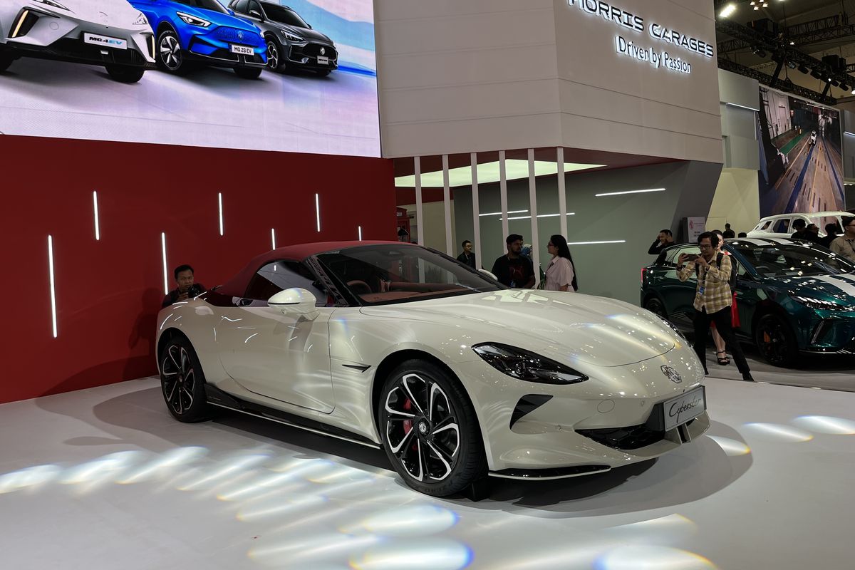 MG Cyberster, mobil listrik sport, desain futuristik, GIIAS 2025, MG Motor Indonesia Luncurkan Cyberster Atap Merah di GIIAS 2025
