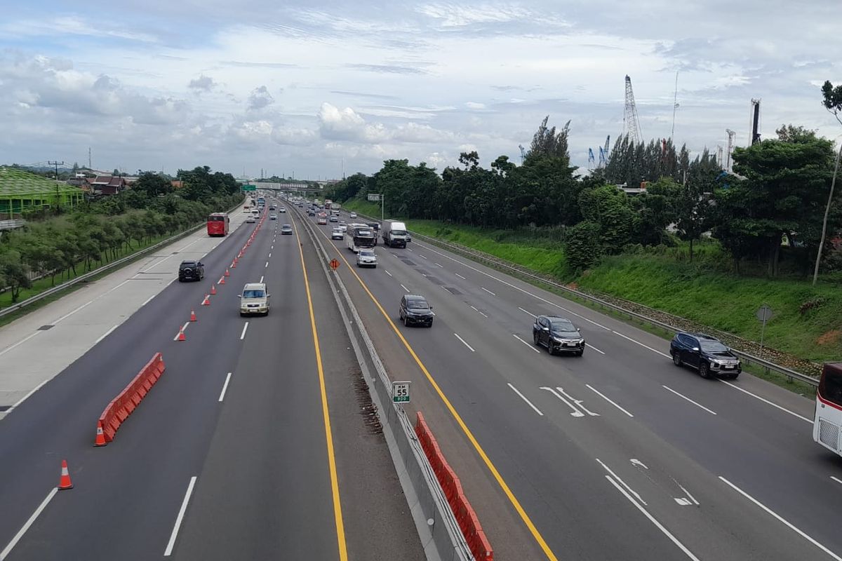 one way, contraflow, mobil, kecelakaan, jalan tol, aman berkendara, Akibat Sembarangan Pindah Lajur Saat Contraflow, Dua Mobil Tabrakan