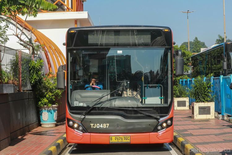 Bus Transjakarta Rute Blok M-Bandara Soetta Resmi Beroperasi