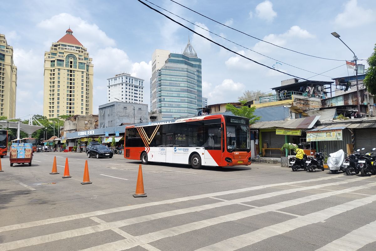 Petugas Transjakarta Gagalkan Pencopetan di Bus
