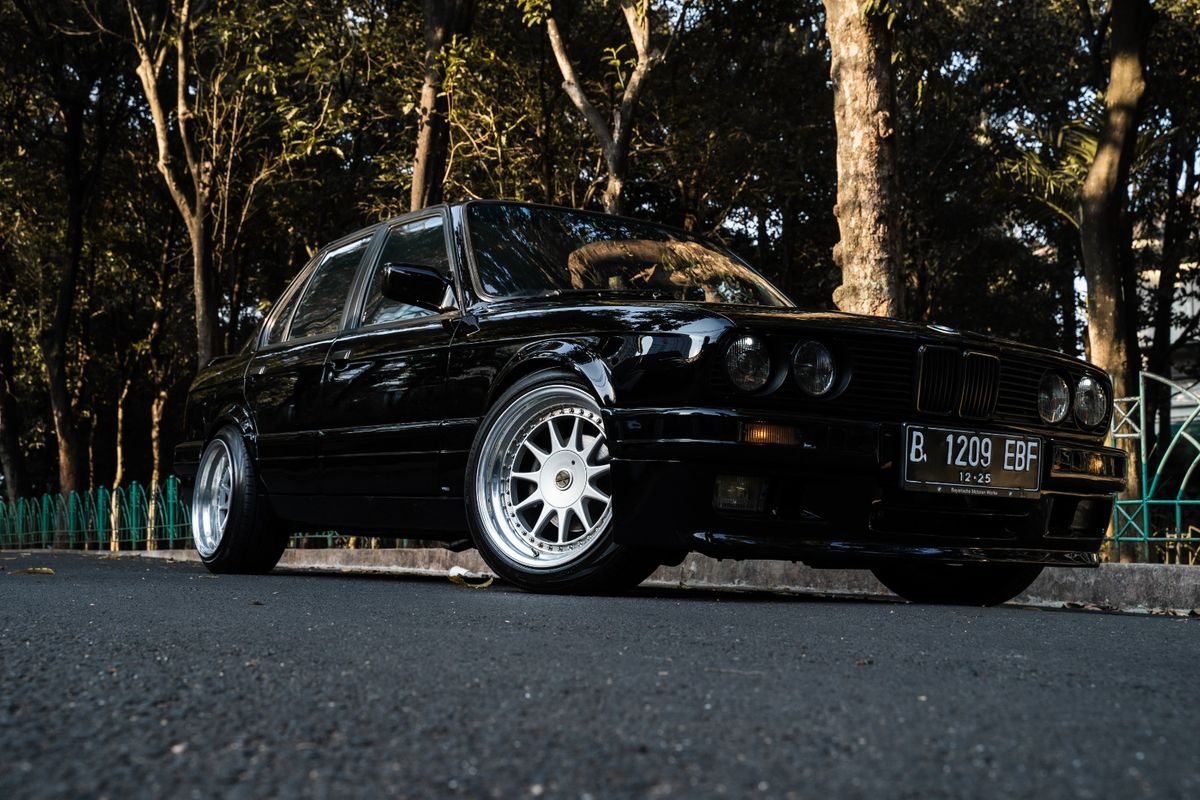 BMW E30, Fins Garage, Mengenal BMW E30: Ikon Mobil Lawas yang Diburu