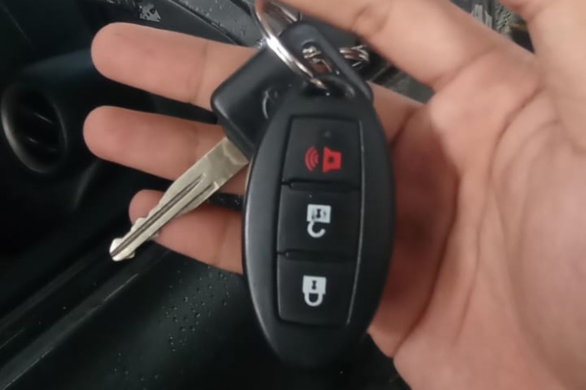 Remot mobil, kepala, Kepala, remot mobil, botol air, sinyal remot mobil, Penjelasan Ilmiah Remot Mobil Ditekan di Kepala Bisa Aktif dari Jarak Jauh