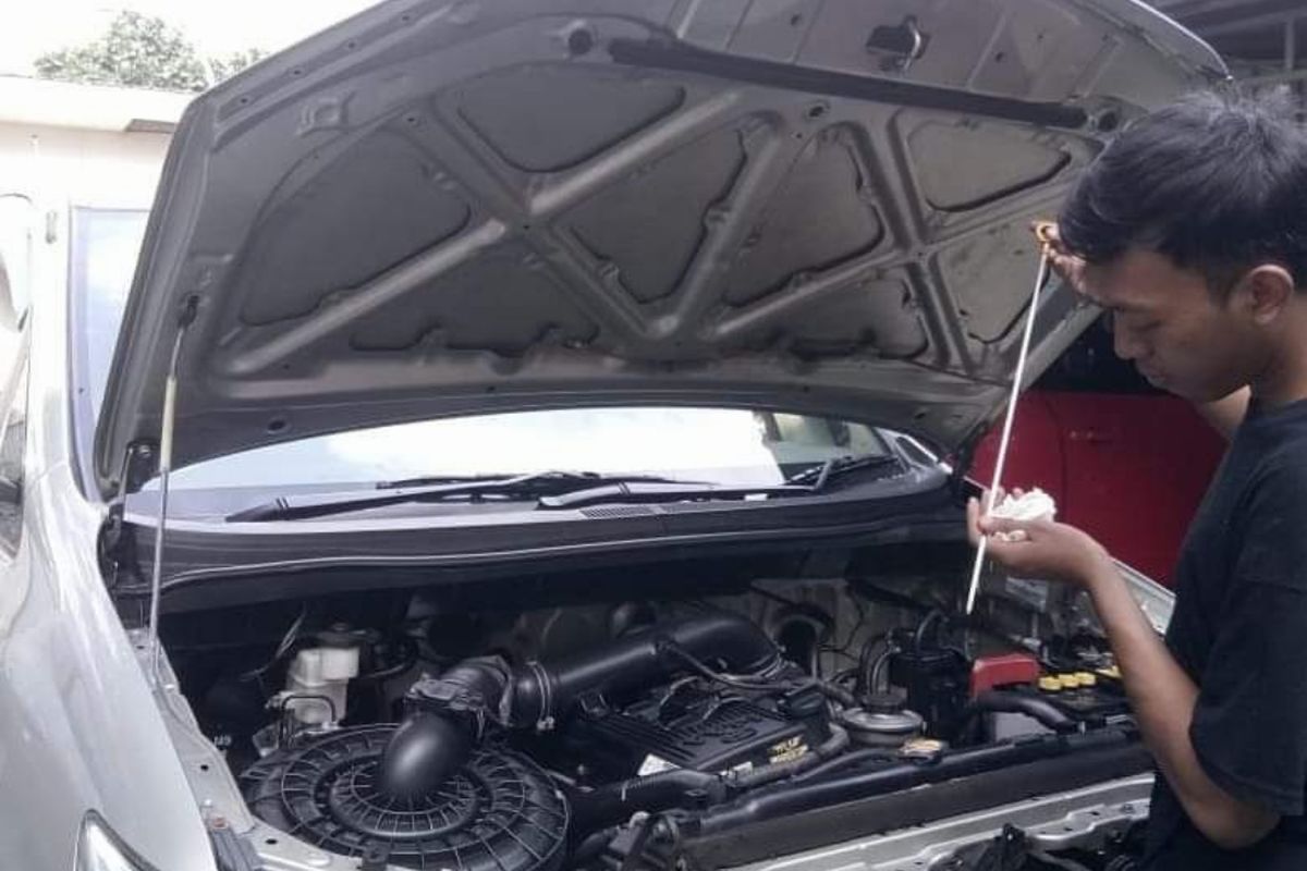 Tips Beli Mobil Matik Bekas: Wajib Test Drive dan Cek Oli Matik