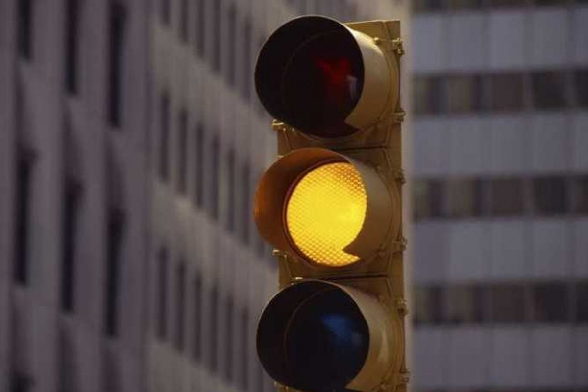 lampu kuning, Lampu kuning, Agus Sani, Kecelakaan lalu lintas, keselamatan berkendara, Lampu Kuning: Sinyal untuk Bersiap, Bukan Melaju