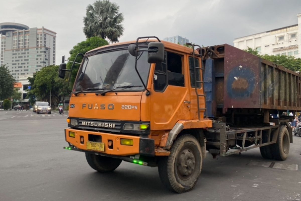 blind spot truk, Tips menghindari truk besar, bahaya berkendara dekat truk besar, Cara Aman Menghindar dari Truk Besar Saat Berkendara