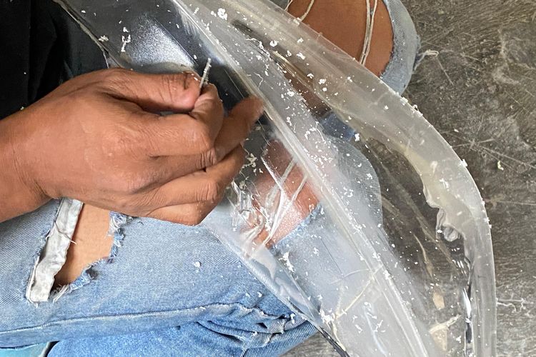 Mitos atau Fakta, Bikin Mika Lampu Mobil Kinclong Pakai Pasta Gigi?