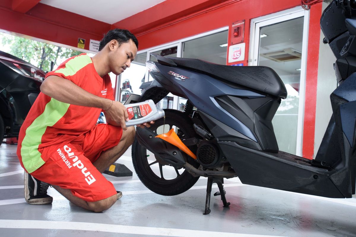 aditif, pelumas mesin, oli palsu, base oil, Kenali Ciri-Ciri Oli Palsu untuk Kendaraan Anda