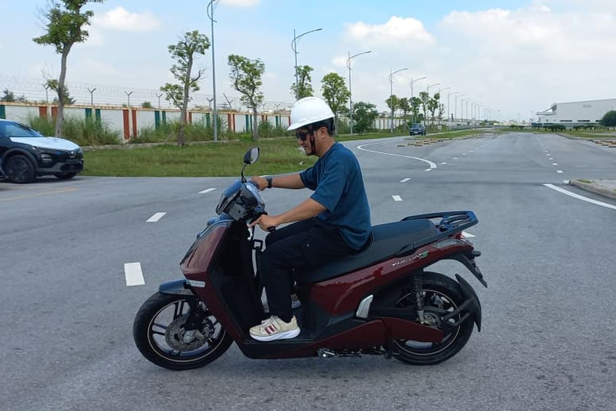 VinFast, motor listrik, Theon S, Hai Phong, Uji Coba VinFast Theon S: Motor Listrik Futuristik Masih Pakai Rantai