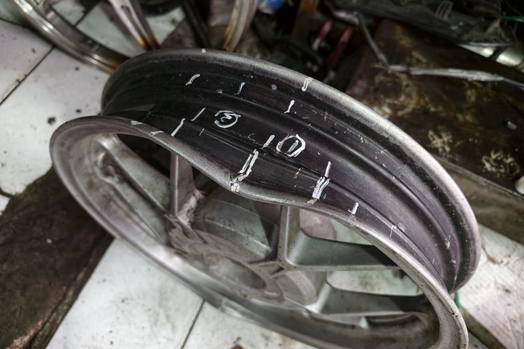 Jalan Berlubang, Pelek Belakang Motor Rawan Peang