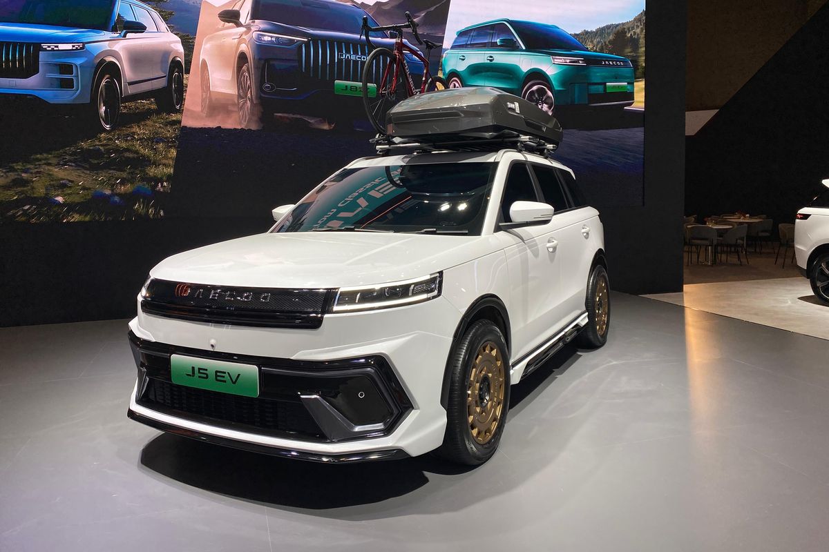 Jaecoo J5 EV Tampil dengan Dua Gaya Modifikasi di IIMS 2026