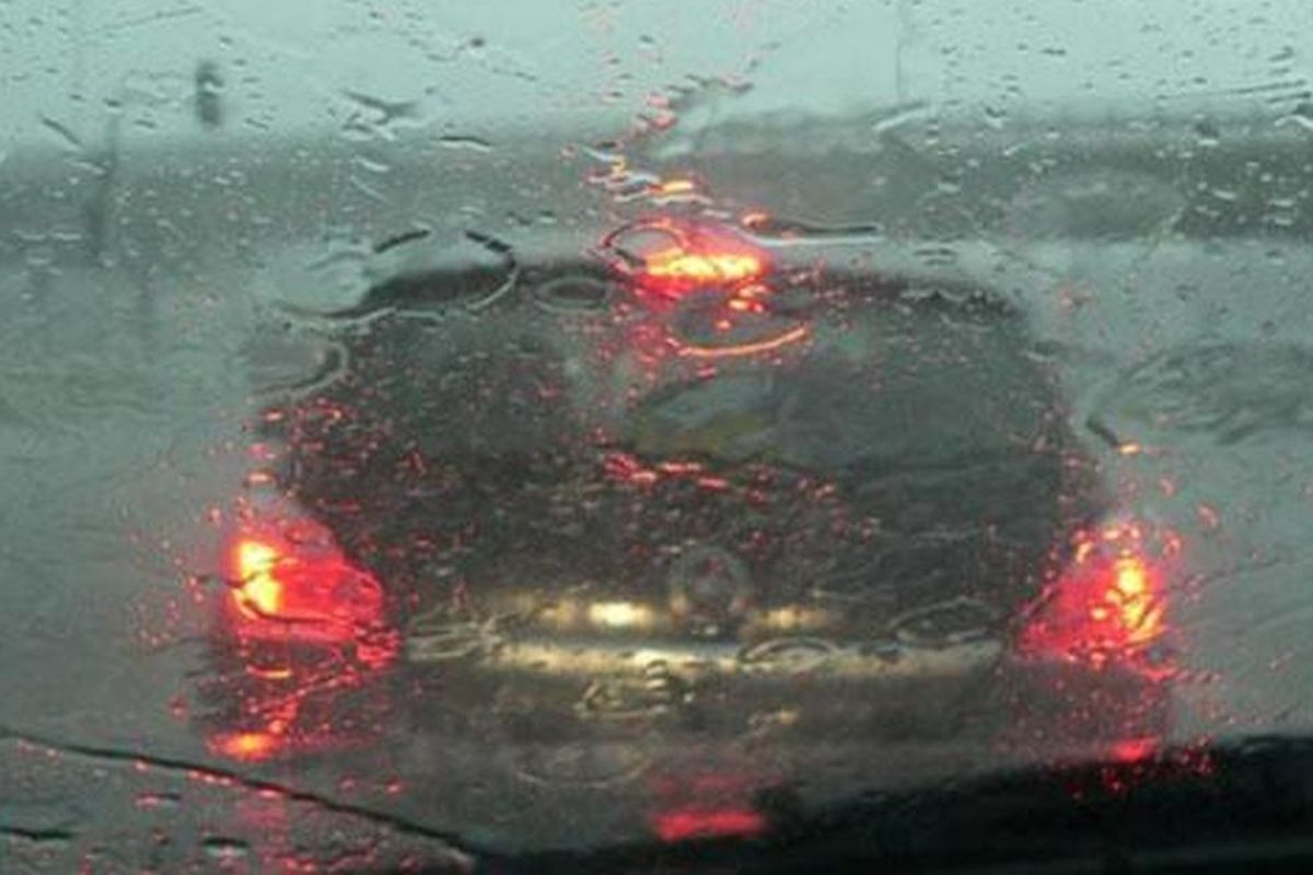 Berkendara di jalan tol, jarak aman, pengereman bertahap, mengemudi saat hujan, berkendara di jalan tol, Panduan Mengemudi di Jalan Tol Saat Hujan