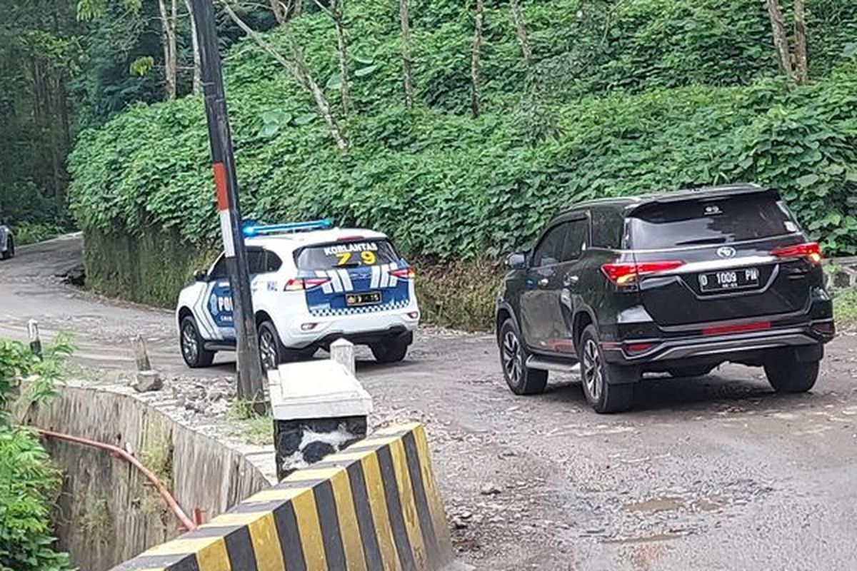 mobil manual, jalan menurun, teknik mengemudi, keselamatan berkendara, Cara Mengemudi Mobil Manual di Turunan Curam