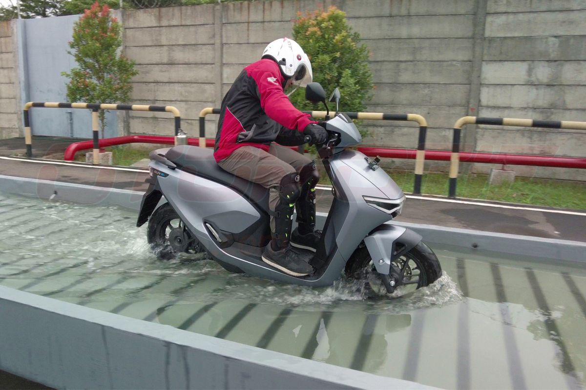 motor listrik, Motor listrik, banjir Jakarta, bengkel spesialis motor listrik, tips motor, motor listrik menerjang banjir, Motor Listrik Sering Lewat Banjir, Komponen Ini Perlu Diganti Berkala