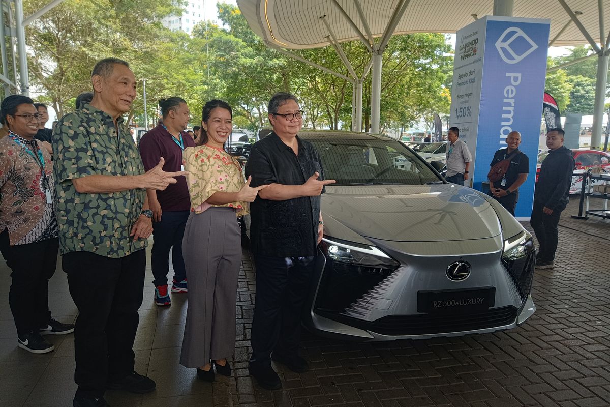 Kelakar Airlangga: Mobil Lexus Ini Mahal karena Punya Setir Unik