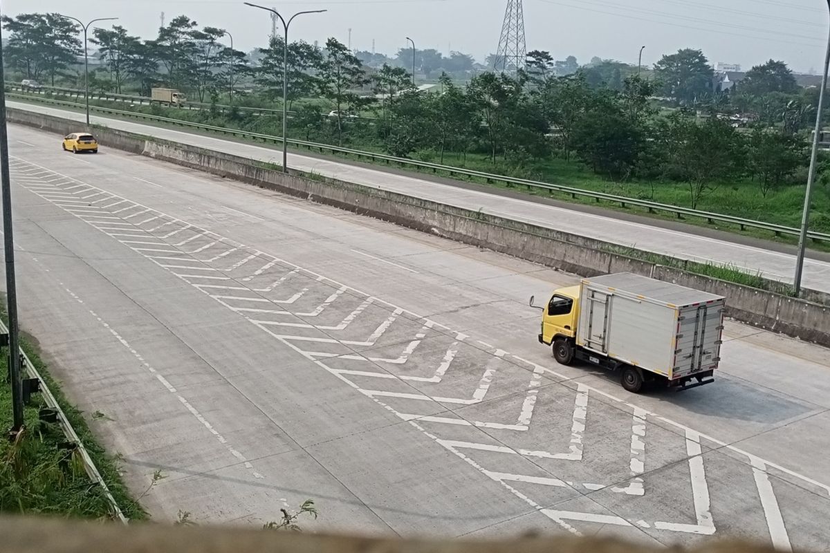 marka chevron, keselamatan lalu lintas, reducing marking, pengurangan kecepatan, Apa Itu Marka Chevron di Jalan Tol? Panduan Lengkap Untuk Pengemudi