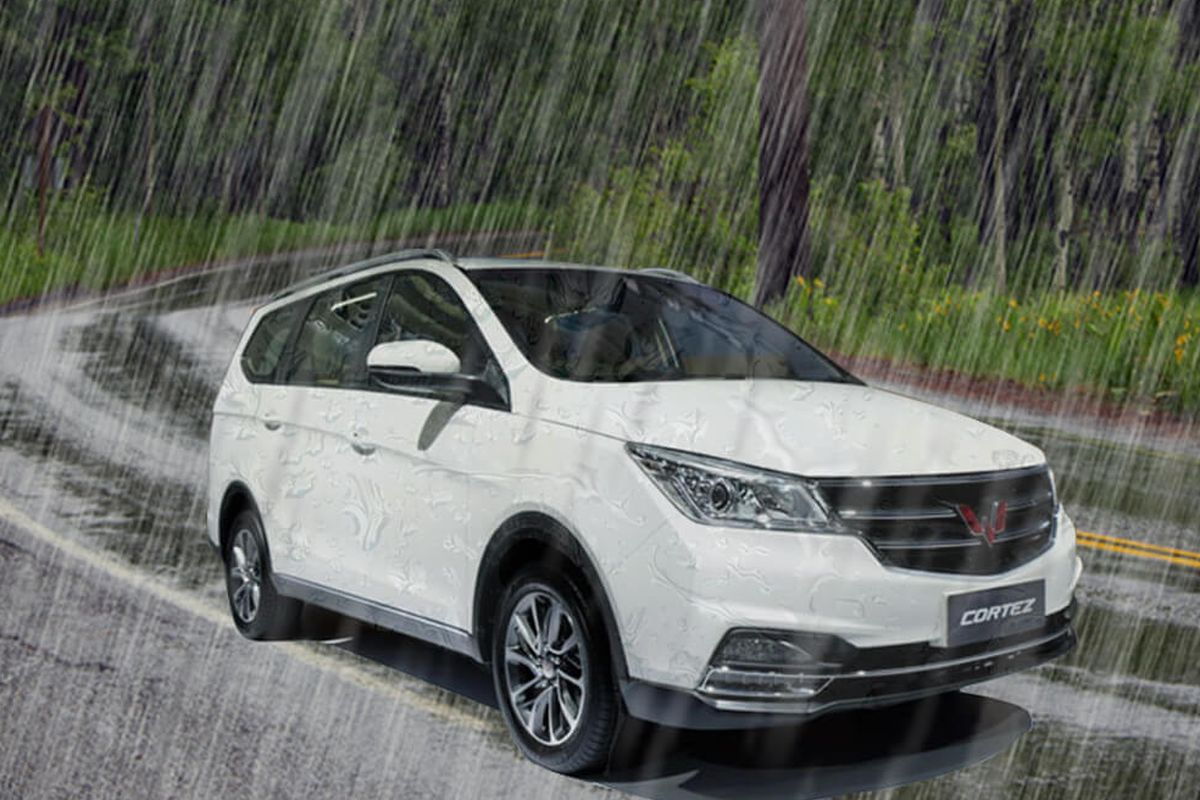 Nissan Grand Livina, KRL Jakarta-Bogor, kecelakaan mobil, Nissan grand livina, Cuaca Hujan, Kecelakaan Mobil di Pelintasan KRL: Apa yang Terjadi?