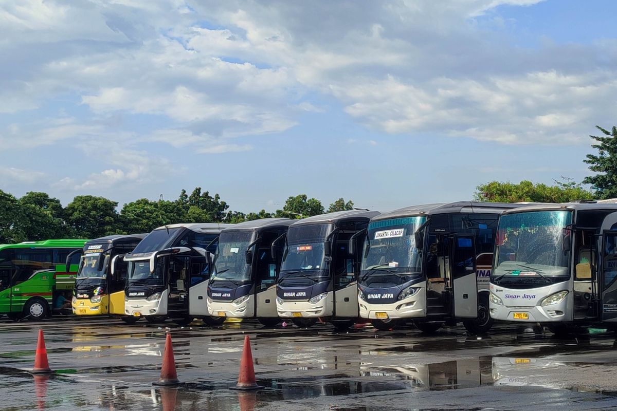 Idulfitri 1446 H, arus balik pemudik, Badman Harahap, Terminal Pulo Gebang, terminal pulo gebang, Arus Balik Lebaran mulai Terlihat di Terminal Pulo Gebang