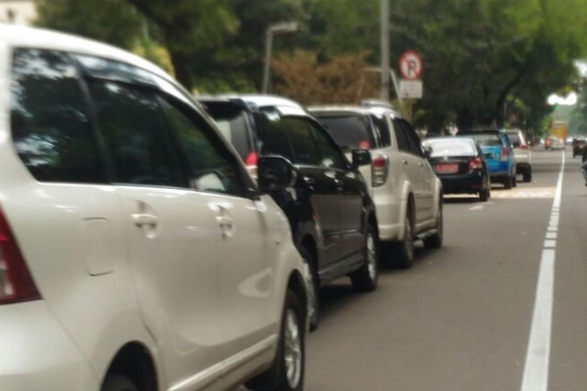 parkir, Parkir, mobil, aturan parkir, motor, Parkir di Badan Jalan Bakal Ada Regulasinya