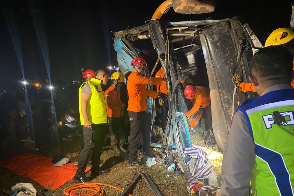 Belajar dari Kecelakaan Bus Zentrum, Ini Aturan Mendahului di Jalan Tol