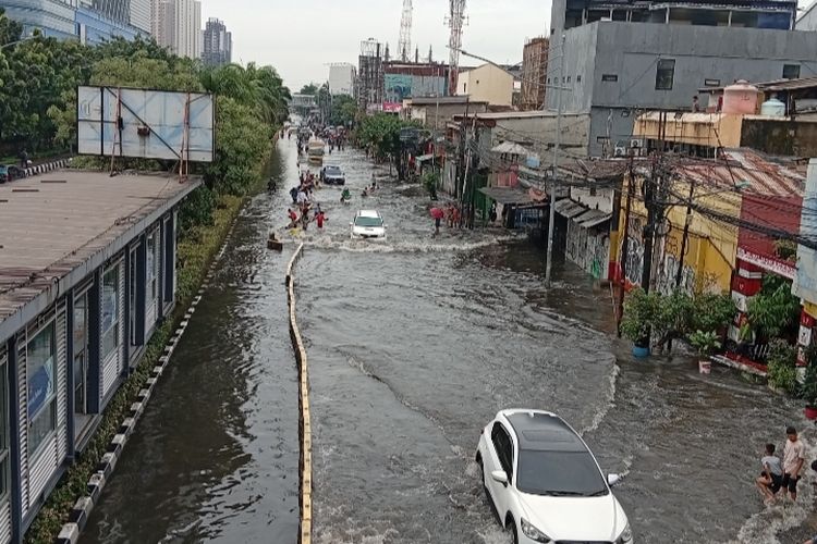 Jangan Ambil Kiri, Ini Cara Aman Berkendara Motor Saat Jalan Banjir