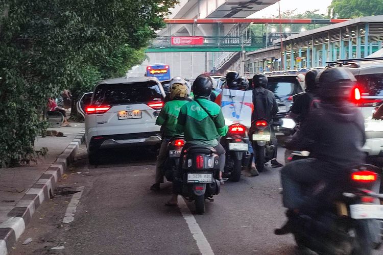Buka Puasa di Pinggir Jalan, Perhatikan Ini Agar Tetap Aman Berkendara