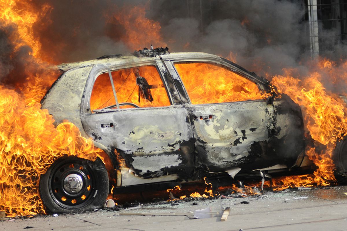 kendaraan listrik, mobil listrik, motor listrik, mobil terbakar, Perbedaan Penanganan Mobil Listrik dengan Mobil ICE Saat Kebakaran