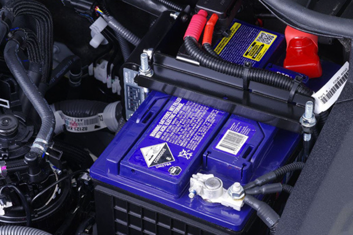 mobil hybrid, Mobil Hybrid, baterai auxiliary mobil hybrid, baterai 12 volt mobil hybrid, Peran Lengkap Baterai Auxiliary 12 Volt pada Mobil Hybrid