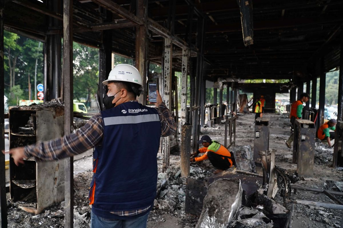 mobilitas masyarakat, unjuk rasa, kerusakan halte Transjakarta, biaya pembangunan halte, Estimasi Kerugian Halte Transjakarta yang Rusak Parah