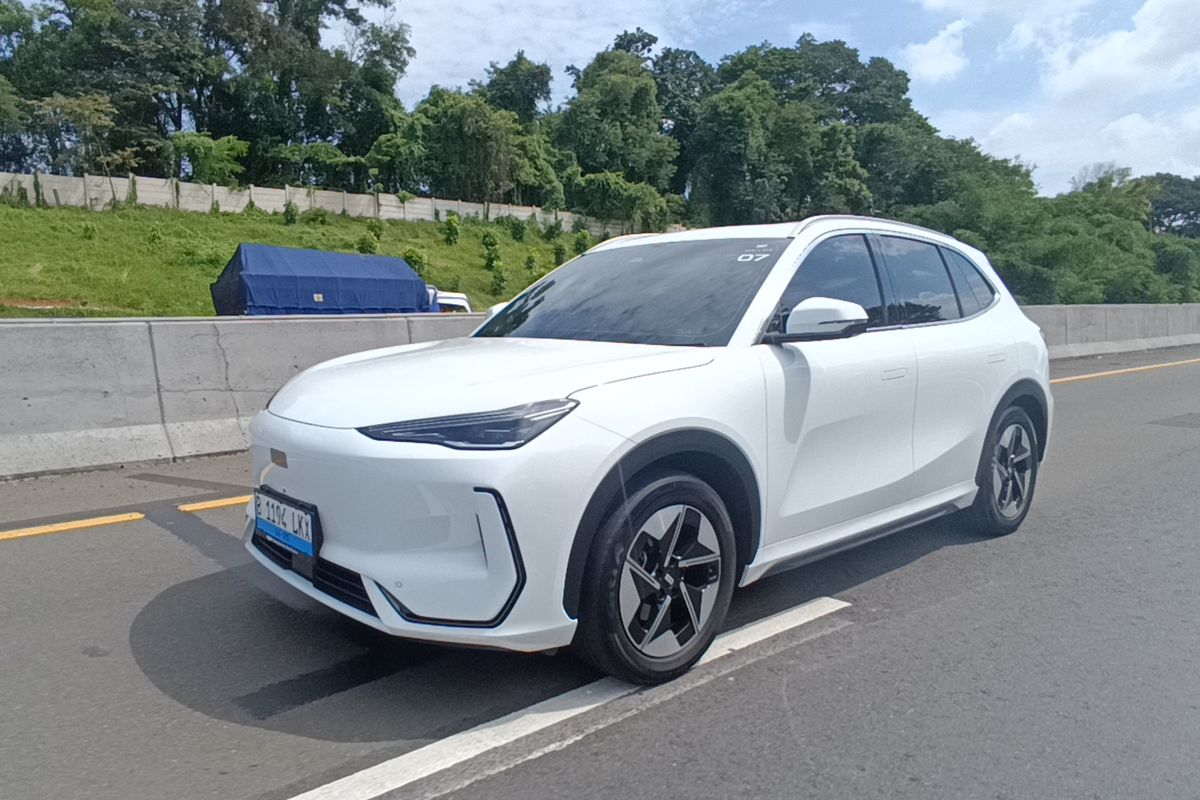 Geely EX5, SUV listrik, fitur canggih, performa mumpuni, Review Geely EX5: Jajal Fitur dan Performa Optimal ke Luar Kota