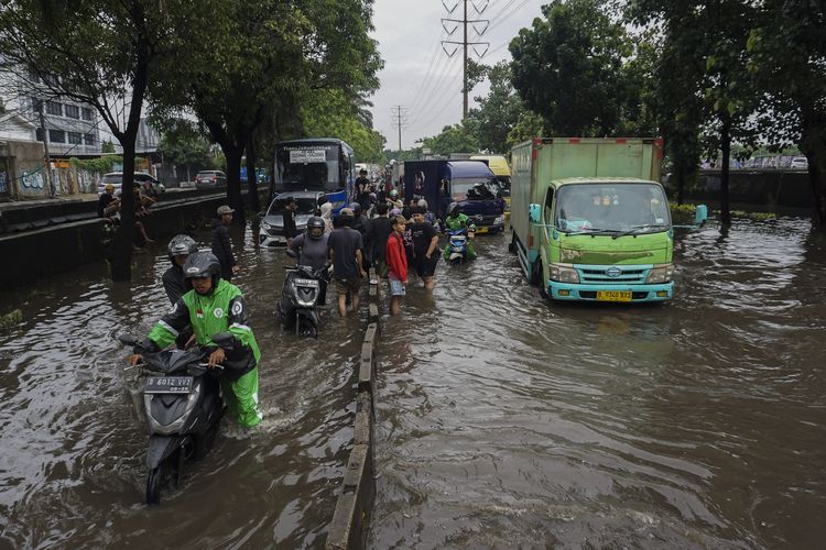 Jangan Asal Terobos, Ini Tips Aman Mengemudi Saat Banjir
