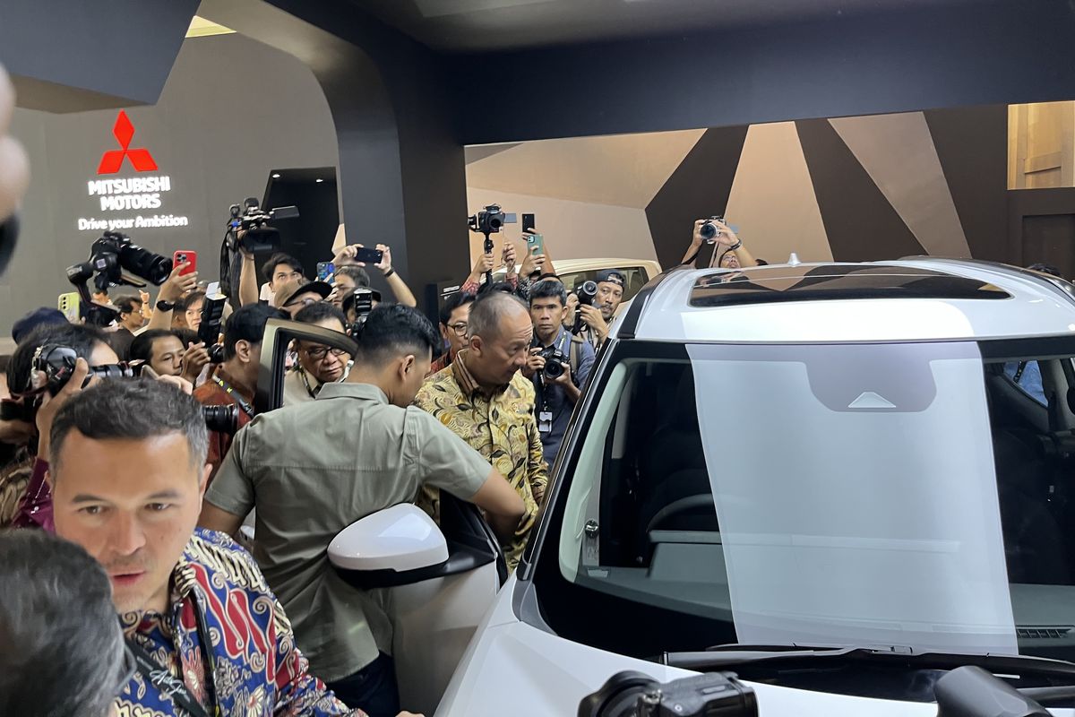 Agus Gumiwang, SUV terbaru, agus gumiwang, GIIAS 2025, Mitsubishi Destinator, Ini Kata Menteri Agus Gumiwang Saat Duduk di Mitsubishi Destinator