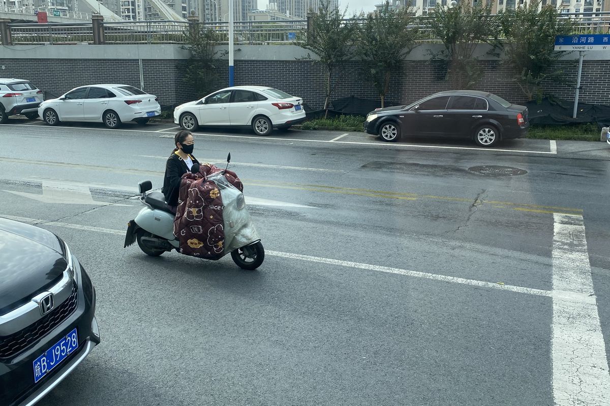 pengendara motor, pengendara motor di China, pengendara motor di china pakai selimut, Unik, Pengendara Motor di China Gunakan Selimut Saat Musim Gugur