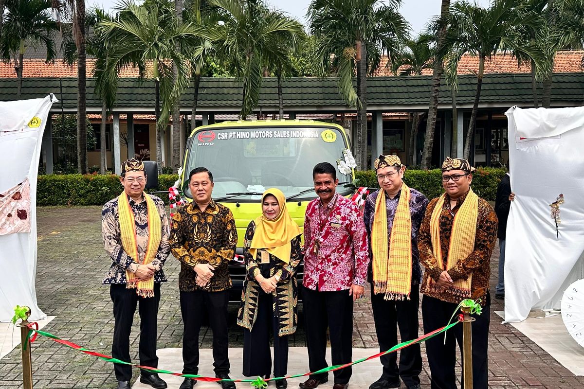 donasi, Pembelajaran, vokasi, truk, hino, Dukung Pendidikan Vokasi, Hino Serahkan 1 Unit Truk 300 Series