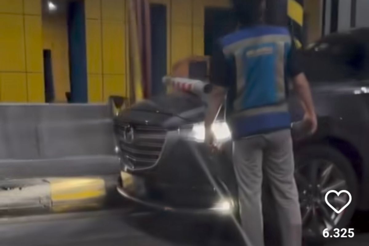 Mazda, Tol Gayamsari, Mazda CX-5, mazda, mazda cx-5, mazda tabrak palang tol gayamsari, Video Mobil Mazda Tak Mau Bayar dan Terobos Gerbang Tol Gayamsari